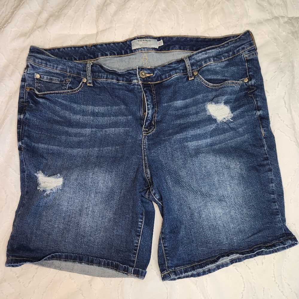 Torrid Distressed Stretch Denim Jean Shorts High Rise Medium Wash Size 24